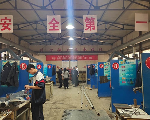 和靈石縣第一職業(yè)高中校領(lǐng)導(dǎo)在?？疾? /></div>
		<h2 id=