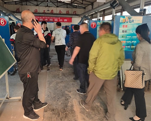 和靈石縣第一職業(yè)高中校領(lǐng)導在?？疾? /></div>
		<h2 id=